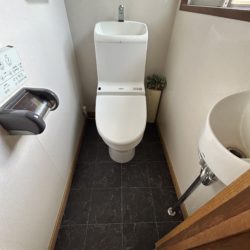 トイレの床を張り替えました