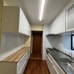 キッチンリフォーム　～壁紙・キャビネットも合わせて～